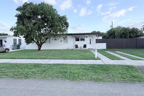 Снять в аренду виллу или дом в Майами, Флорида 4 спальни, 222.97м2, № 2064895 - фото 2