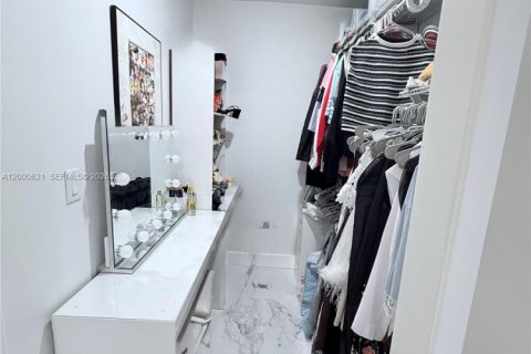 Снять в аренду виллу или дом в Майами, Флорида 4 спальни, 222.97м2, № 2064895 - фото 16