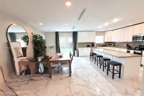 Снять в аренду виллу или дом в Майами, Флорида 4 спальни, 222.97м2, № 2064895 - фото 3