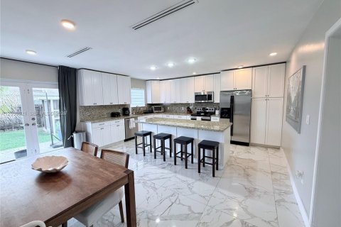 Дом в Майами, Флорида 4 спальни, 222.97м2 № 2064895