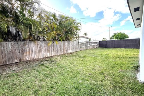 Снять в аренду виллу или дом в Майами, Флорида 4 спальни, 222.97м2, № 2064895 - фото 18