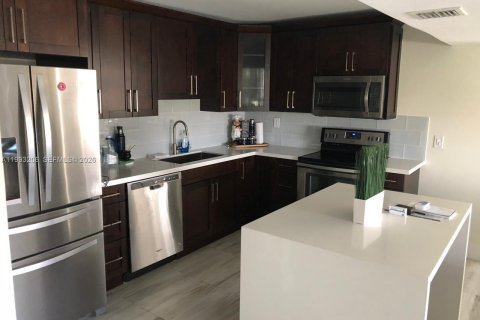 Condo in Miami Beach, Florida, 3 bedrooms № 2057174 - photo 1