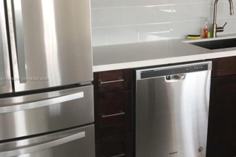 Condo in Miami Beach, Florida, 3 bedrooms № 2057174 - photo 2