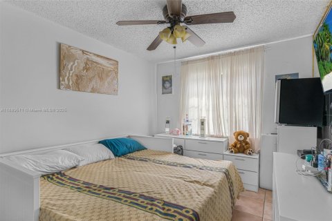 Copropriété à vendre à Miami, Floride: 3 chambres, 121.98 m2 № 1938797 - photo 15