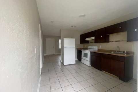 Propiedad comercial en alquiler en Fort Pierce, Florida, 2 dormitorios, 102.19 m2 № 1226692 - foto 1