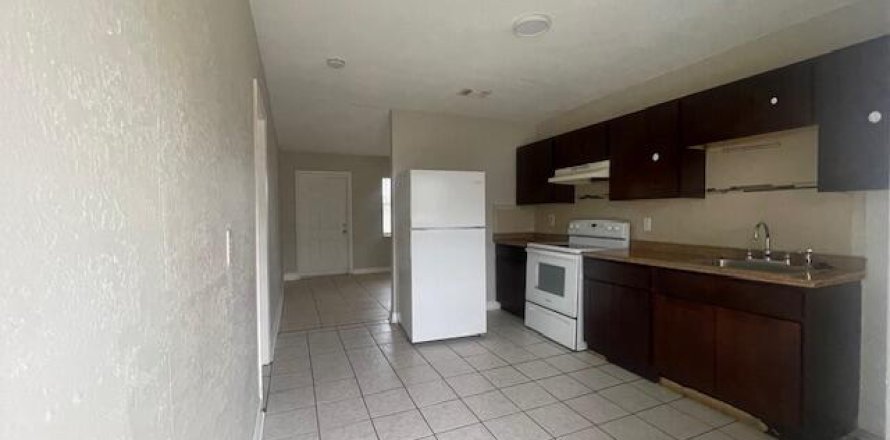 Commercial property in Fort Pierce, Florida 2 bedrooms, 102.19 sq.m. № 1226692