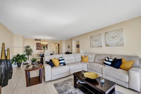 Copropriété à vendre à Hallandale Beach, Floride: 2 chambres, 118.91 m2 № 2400720 - photo 4