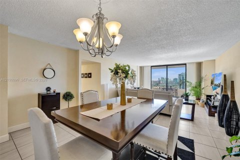 Copropriété à vendre à Hallandale Beach, Floride: 2 chambres, 118.91 m2 № 2400720 - photo 7