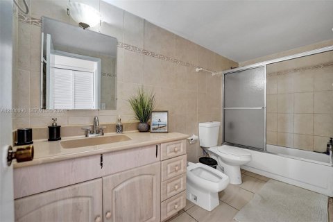 Copropriété à vendre à Hallandale Beach, Floride: 2 chambres, 118.91 m2 № 2400720 - photo 19