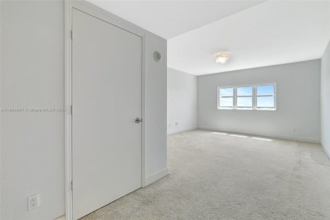 Condominio en venta en North Miami, Florida, 3 dormitorios, 167.32 m2 № 1748302 - foto 28
