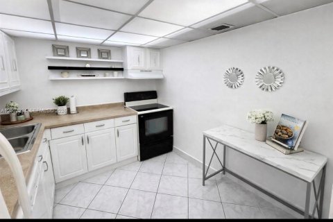 Condo in Hallandale Beach, Florida, 2 bedrooms  № 2071354 - photo 8