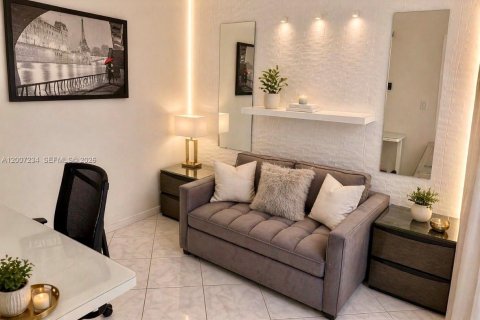 Condo in Hallandale Beach, Florida, 2 bedrooms  № 2071354 - photo 11