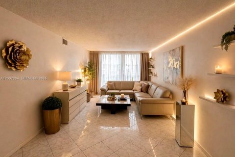 Condo in Hallandale Beach, Florida, 2 bedrooms  № 2071354 - photo 2