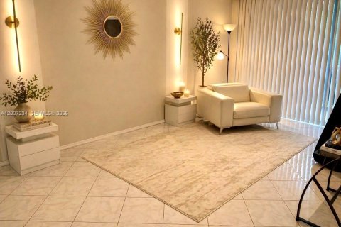 Condo in Hallandale Beach, Florida, 2 bedrooms  № 2071354 - photo 9