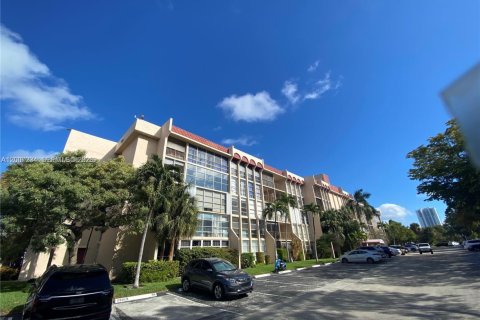Condo in Hallandale Beach, Florida, 2 bedrooms  № 2071354 - photo 16