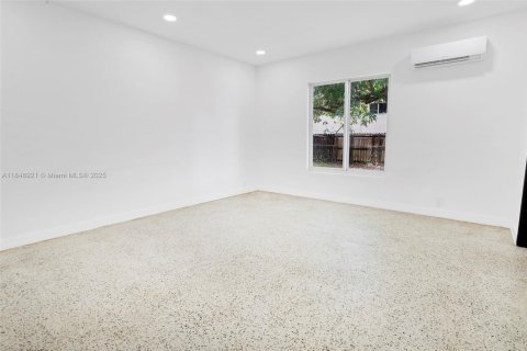 House in Miami, Florida 3 bedrooms, 89.19 sq.m. № 1880406 - photo 5