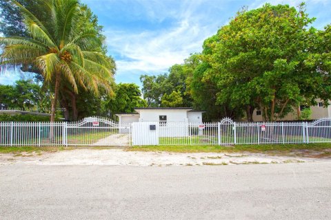 House in Miami, Florida 3 bedrooms, 89.19 sq.m. № 1880406 - photo 1
