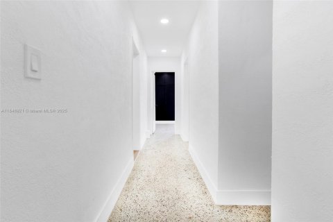 House in Miami, Florida 3 bedrooms, 89.19 sq.m. № 1880406 - photo 11