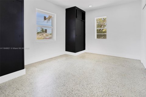 House in Miami, Florida 3 bedrooms, 89.19 sq.m. № 1880406 - photo 19