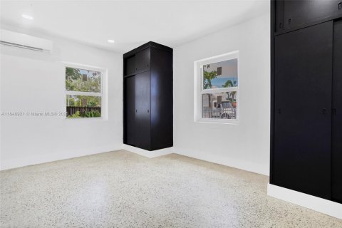 House in Miami, Florida 3 bedrooms, 89.19 sq.m. № 1880406 - photo 20