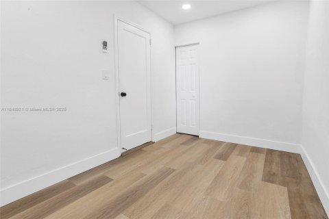 House in Miami, Florida 3 bedrooms, 89.19 sq.m. № 1880406 - photo 13