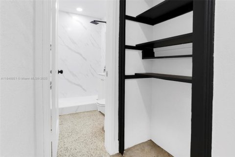 House in Miami, Florida 3 bedrooms, 89.19 sq.m. № 1880406 - photo 22