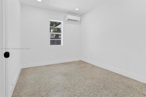 House in Miami, Florida 3 bedrooms, 89.19 sq.m. № 1880406 - photo 15