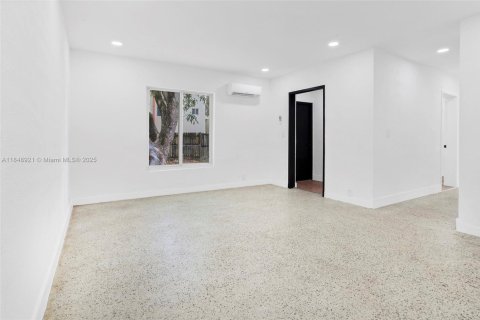 House in Miami, Florida 3 bedrooms, 89.19 sq.m. № 1880406 - photo 6