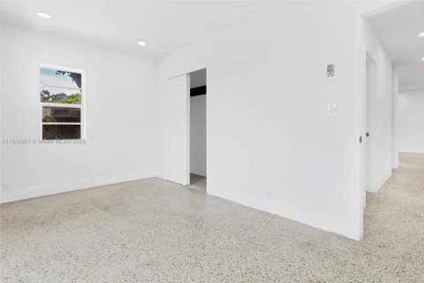 House in Miami, Florida 3 bedrooms, 89.19 sq.m. № 1880406 - photo 21