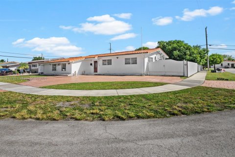 Villa ou maison à vendre à Hialeah, Floride: 5 chambres, 179.21 m2 № 1973949 - photo 3