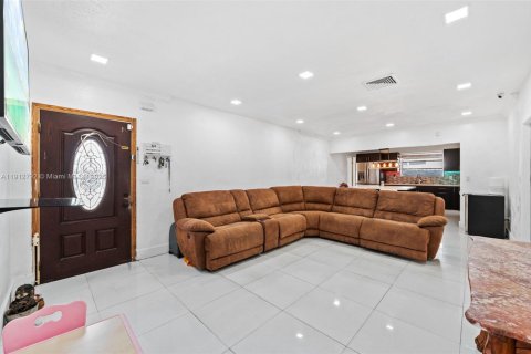 Villa ou maison à vendre à Hialeah, Floride: 5 chambres, 179.21 m2 № 1973949 - photo 5
