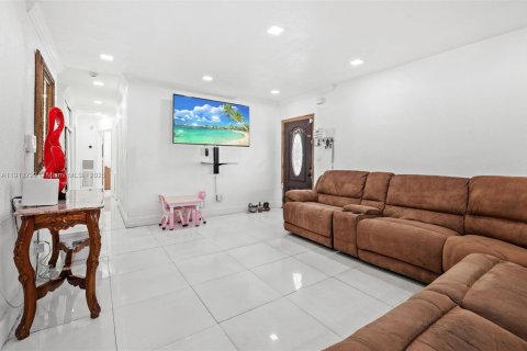 Villa ou maison à vendre à Hialeah, Floride: 5 chambres, 179.21 m2 № 1973949 - photo 6