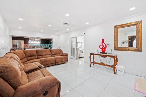 Villa ou maison à vendre à Hialeah, Floride: 5 chambres, 179.21 m2 № 1973949 - photo 7