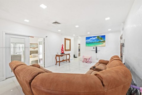 Villa ou maison à vendre à Hialeah, Floride: 5 chambres, 179.21 m2 № 1973949 - photo 8