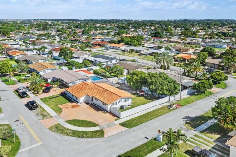 Villa ou maison à vendre à Hialeah, Floride: 5 chambres, 179.21 m2 № 1973949 - photo 4