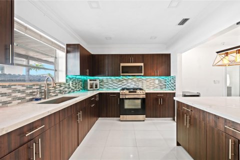 Villa ou maison à vendre à Hialeah, Floride: 5 chambres, 179.21 m2 № 1973949 - photo 2