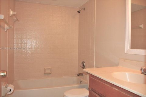 Condo in Lauderhill, Florida, 2 bedrooms  № 1454492 - photo 10