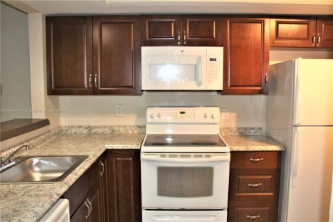 Condo in Lauderhill, Florida, 2 bedrooms  № 1454492 - photo 8