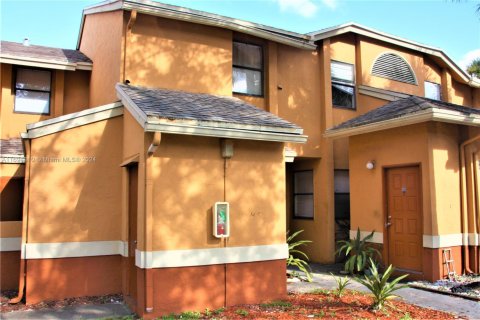 Condo in Lauderhill, Florida, 2 bedrooms  № 1454492 - photo 1