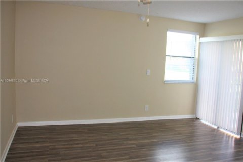 Condo in Lauderhill, Florida, 2 bedrooms  № 1454492 - photo 16