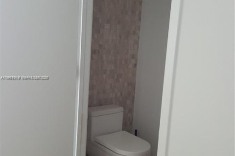 Condominio en venta en Miami, Florida, 1 dormitorio, 81.66 m2 № 2030162 - foto 7