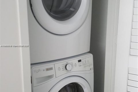 Condominio en venta en Miami, Florida, 1 dormitorio, 81.66 m2 № 2030162 - foto 8