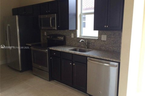 Снять в аренду квартиру в Майами, Флорида 1 спальня, 214.79м2, № 1982425 - фото 4