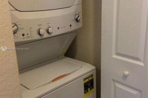 Снять в аренду квартиру в Майами, Флорида 1 спальня, 214.79м2, № 1982425 - фото 6