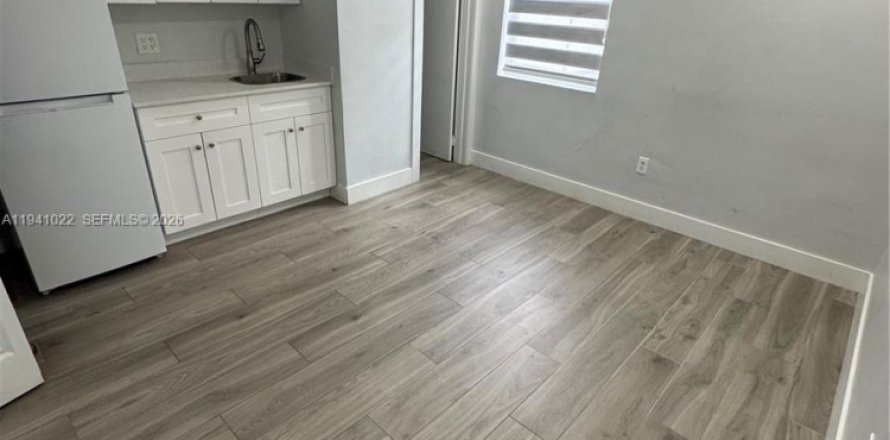 Commercial property in Miami, Florida 1 bedroom, 170.48 sq.m. № 1997842