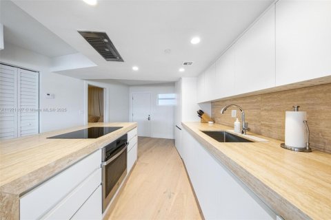 Снять в аренду кондоминиум в Майами-Бич, Флорида 2 спальни, 87.33м2, № 2082712 - фото 3