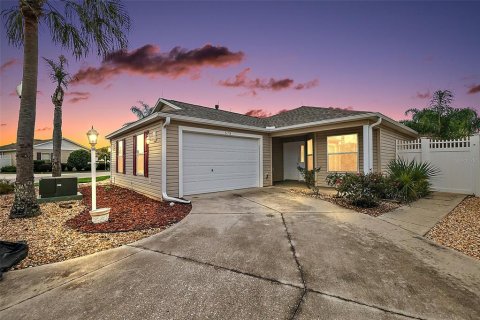 House in The Villages, Florida 3 bedrooms, 156.54 sq.m. № 2330364