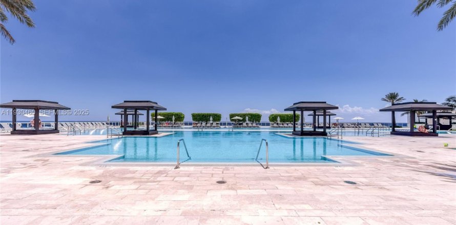 Condo à Hallandale Beach, Floride, 3 chambres  № 1989248