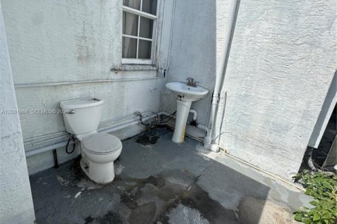 House in Miami, Florida 2 bedrooms, 112.69 sq.m. № 2066048 - photo 19