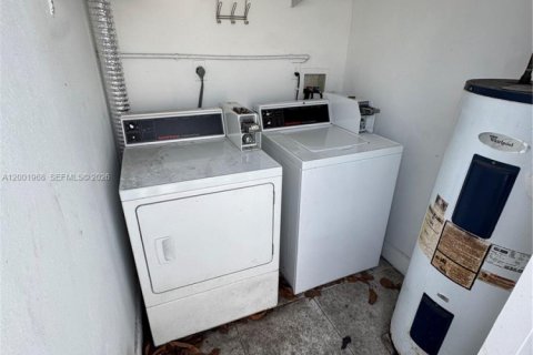 House in Miami, Florida 2 bedrooms, 112.69 sq.m. № 2066048 - photo 20